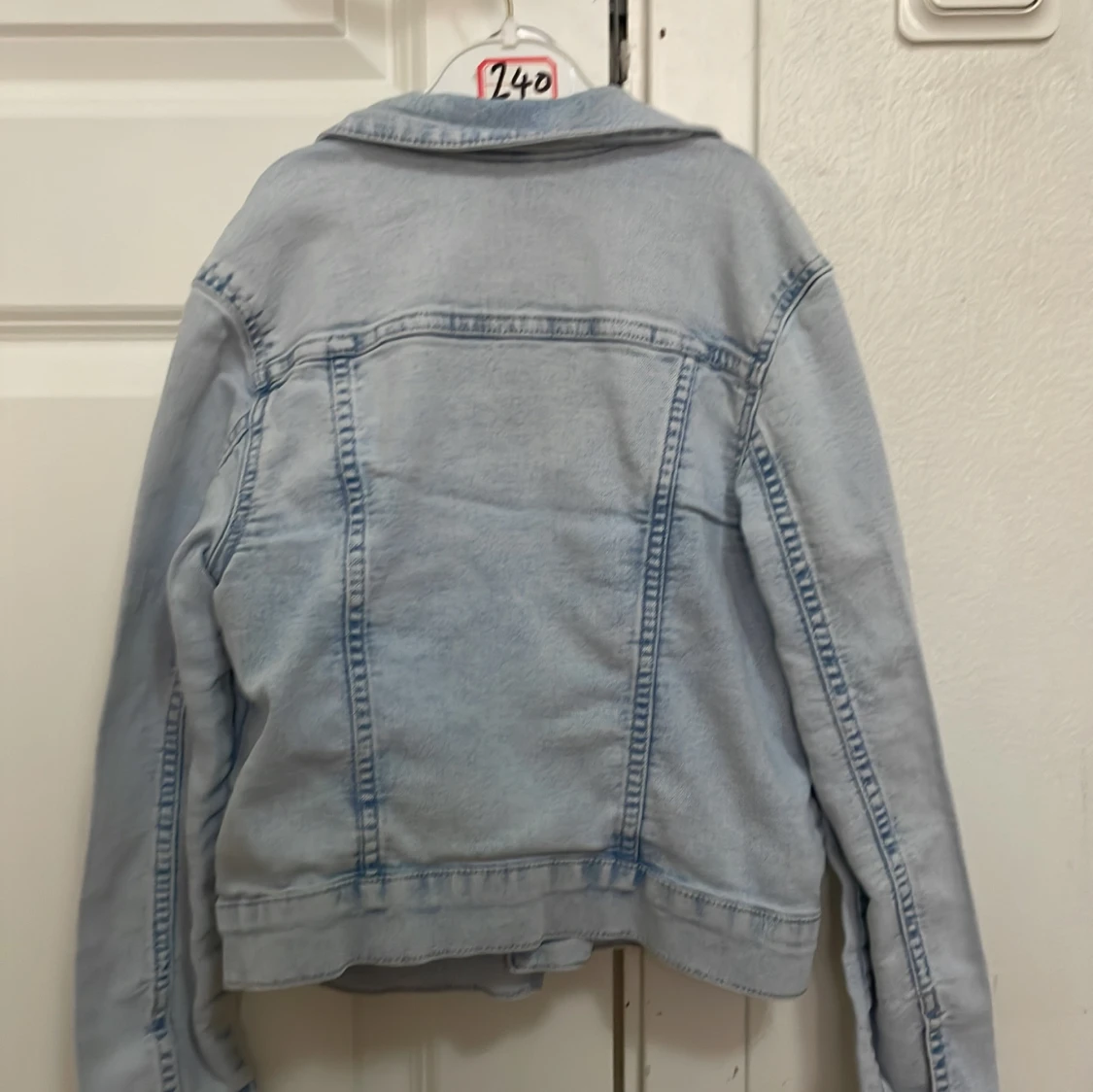 Ljusblå jeansjacka från &Denim - 1