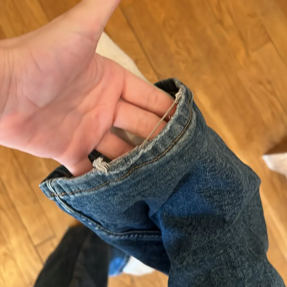 💕Säljer mina blå bootcut jeans från Gina! Dem har blivit lite för små som man ser på bilden ! Dem är i storlek 32 petite och köptes för 500kr och säljer för 250kr💕💕. Farkut & Housut.