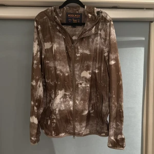 Woolrich windbreaker - Säljer en riktig fet windbreaker, perfekt nu till våren. Den är helt oanvänd och har storleken     M-USA, L-EU men passar som en helt vanlig M storlek. Nästintill oänvänd bara att höra av er!