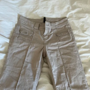 H&M trend jeans - Supersnygga beige ”cargo” jeans från H&M i toppenskick
