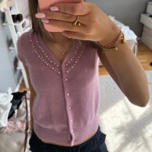 Stickad topp  - Väldigt söt rosa ”stickad” kofta/ topp med pärlor på, knapparna går att öppna, står tyvärr ingen storlek men skulle säga att den passar xs/s, Säljer pågrund av att den aldrig kommit till användning. Hör av dig för mer frågor !👍🏼🎀💖