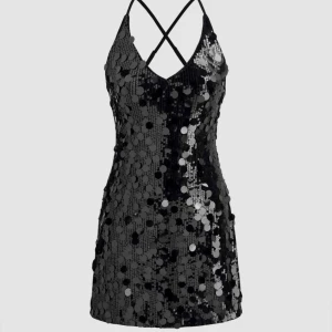 Svart paljettklänning - Snygg svart klänning med paljetter som ger en glittrig look. Klänningen är ärmlös med smala axelband och har en kort längd. Perfekt för en festlig kväll! Helt oanvänd då jag beställt en annan färg. Pris kan diskuteras vid snabb affär