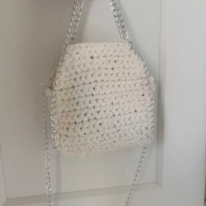 Vit stickad axelväska med kedja - Snygg vit virkad axelväska med en silverkedja som axelrem. 