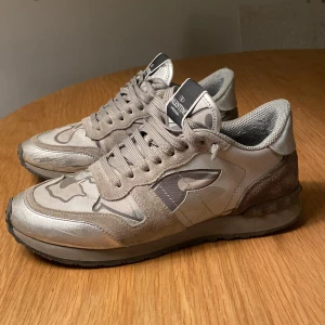 Valentino Rockrunners - Säljer mina Valentino rockrunners i storlek 40 passar 41🙌🏼| De är i använt skick men har mycket kvar att ge! | Finns ett par defekter men är inget som påverkar själva skon | Vid frågor är det bara att skriva | Frakt inom 48h📦