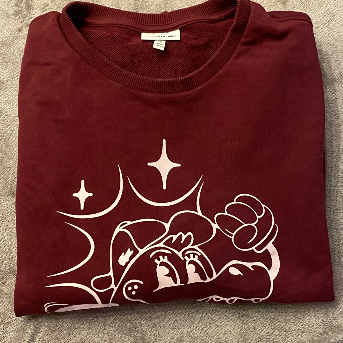 Vinröd tröja från Lacoste med tryck