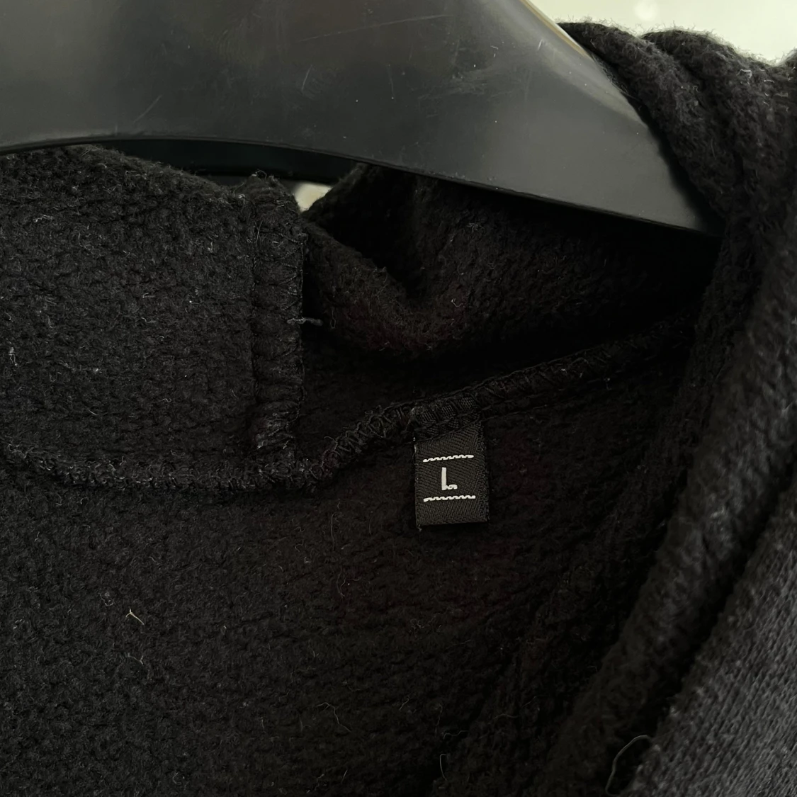 Svart hoodie med tryck från B&C Collection - 2