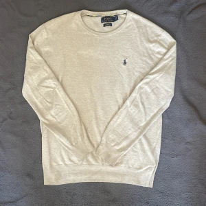 Beige tröja från Polo Ralph Lauren - Säljer en stilren beige tröja från Polo Ralph Lauren med det klassiska logotypbroderiet på bröstet. Tröjan är i storlek S