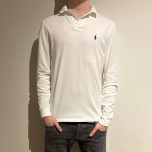 Vit långärmad pikétröja från Ralph Lauren - Säljer nu en riktigt fet långärmad piké ifrån Ralph lauren i storlek S-Piken är bra skick men har någon enstaka defekt-Vid frågor eller funderingar är det bara att höra av sig!🙌💯✅