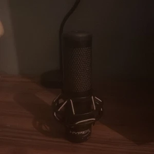 Hyper X Quadcast S (RGB) - Säljer denna HyperX quadcast S för att jag ej spelar längre. Mikrofon arm ingår ej o stöd ingår ej. Den kommer som den är o så. Riktigt snygg o funkar perfekt. Nypris runt 1500-1100. Om du gamear är denna perfekt för dig. Pris kan sänkas vid snabb affär.