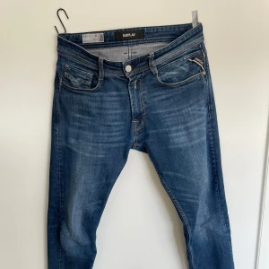Replay jeans - Blåa reaply roccos. Har används slitigt men är väldigt välbevarade. Finns inget typ av skada på dom. Om ni vill ha mer bilder eller är osäkra så är det bara att skriva🎱