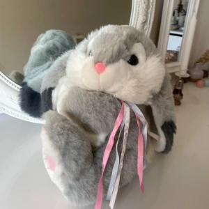 Gosedjur stampus  kanin - Mjuk och gosig stampus  kanin  från år 1987  barn säkert , svensk tillverkat . Flamsäker , tvättmaskin 30grader .kan möta er i Stockholm utanför Åhléns i T-Centralen . 