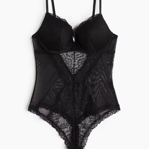 Spetsbody h&m - Säljer denna sååå fina spetsbodyn från h&m som även är slutsåld 💓postar inom 24 timmar efter köp ☺️