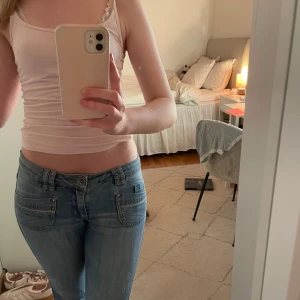 Ljusblå lågmidjade jeans - Superfina ljusblå jeans som funkar till allt. De har ett litet hål vid låren men syns knappt när man går och som dessutom enkelt går att fixa. De har även lite slitningar längst ner på byxorna men som knappt märks.