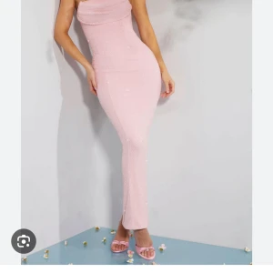 Rosa paljettklänning från Oh Polly - Säljer en stunning rosa långklänning från Oh Polly. Klänningen är täckt med glittriga paljetter och har en elegant oneshoulder-design. Perfekt för att glänsa på festen! 💖Köpt för 1800 med allt.storlek UK 8. Passar mig perfekt som är s/m men annars väldigt fint och stretchigt material