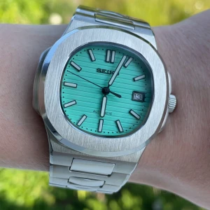 Seiko Tiffany Nautilus mod - Nu finns denna exklusiva Tiffany Nautilus mod färdigbyggd och redo för försäljning! (Custom-made)  🕘 Diameter: 41 mm 📏 Tjocklek: 12 mm ⚙️ Automatverk: Seiko NH35 🔍 Safirglas (reptåligt & AR-behandlat) 🔩 316L rostfritt stål – både boett och armband 🔒 Skruvad krona 🌟 Luminova för lysande visning i mörker 💧 Vattentålig upp till 3 ATM 📏 Justerbar längd 🔄 Genomskinlig baksida som visar verket  Har du frågor eller vill slå till? Skicka ett DM!