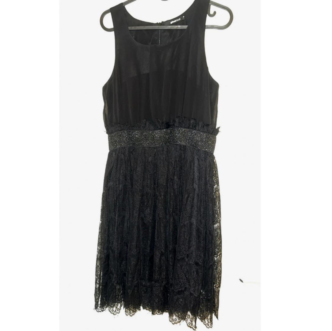 Svart spetsklänning med glittermidja-Gina Tricot