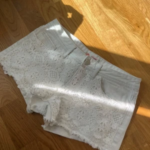 Lågmidjade jeanshorts med spets - Superfina vita shorts som e perfekta för sommaren❤️❤️