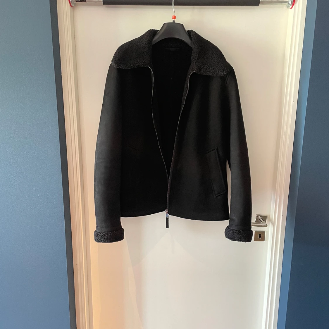 Svart teddyjacka med dragkedja