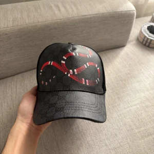 Svart ormkeps - Helt ny och oanvänd