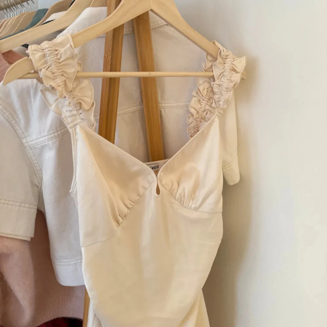 Champagnefärgad kortklänning från Adoore - 2