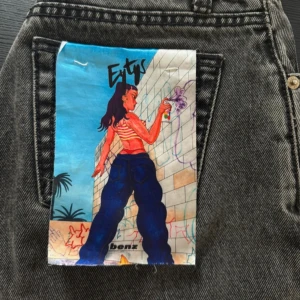 Svarta Benz jeans från Eytys - Bundle rabatt finns!❤️Sjukt coola raka jeans i benz modell från eytys, jättefint skick! Knappt använda och passar unisex! Nypris ca 3000 kr - jag kan sänka mitt pris vid snabb affär! Storlek 24/32 och passar perfekt på mig som har 36 samt är 167 cm. OBS 24 i midjan görs inte längre och därmed börjar storleksguiden på 25! 100% bomull,