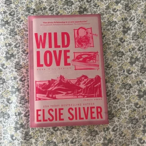 Wild Love - En romantisk och fartfylld berättelse om Ford och Rosie i småstaden Rose Hill. Perfekt för dig som gillar passion, humor och spänning! Första boken i Rose Hill-serien, skriven av en USA Today-bästsäljande författare💕. Den är i nyskick eftersom jag aldrig läst den pga att jag inte hunnit!💕Har bara hört bra om boken💕