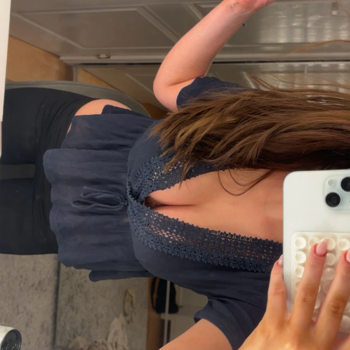 Mörkblå omlottopp med spetsdetaljer