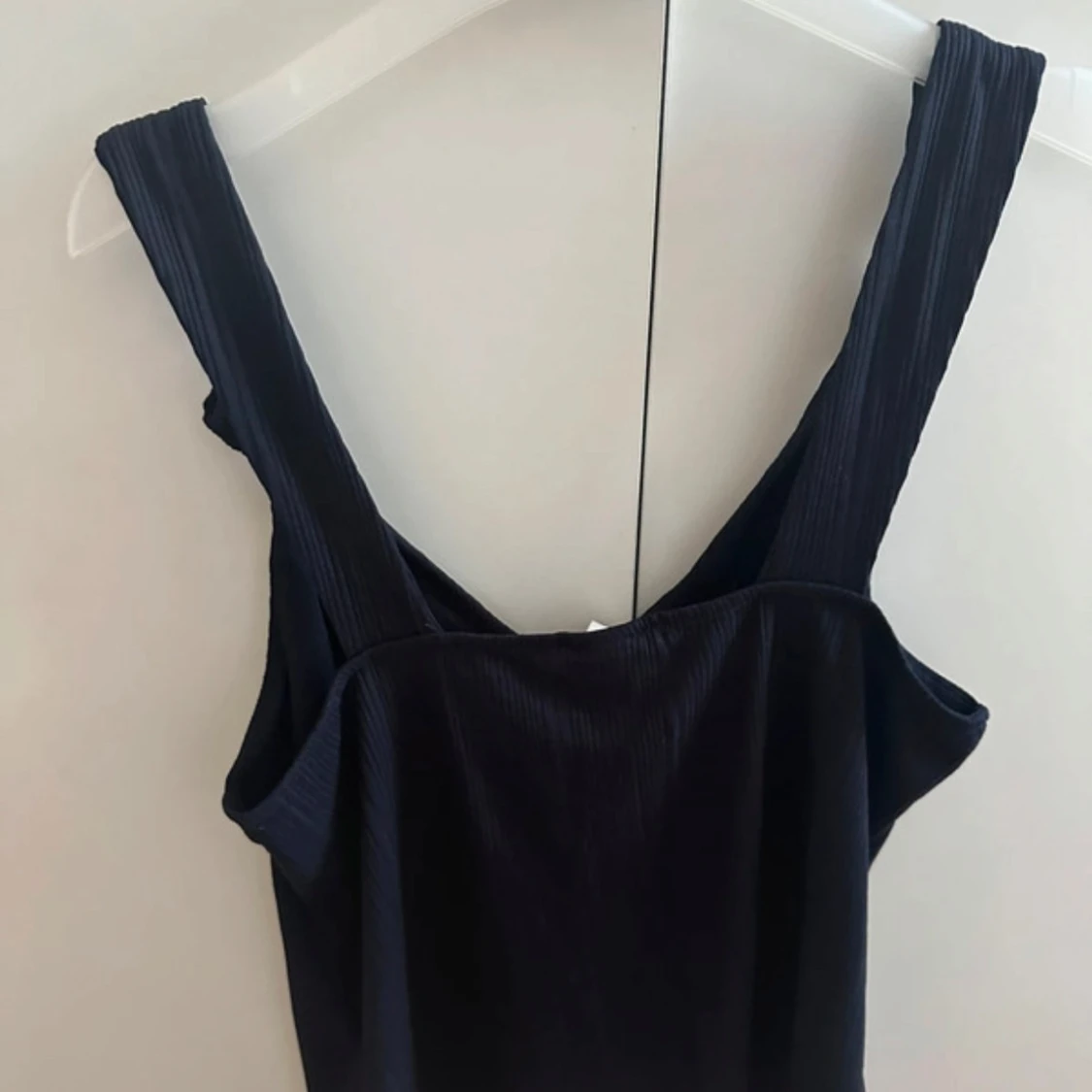 Svart linne med knut - 3