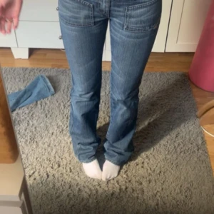 Blå bootcut jeans från Diesel, stl 27 - Säljer ett par klassiska blå jeans från Diesel i modellen bootcut. Jeansen har normal passform, snygga detaljer vid fickorna och är tillverkade i slitstarkt denim. ❤️❤️