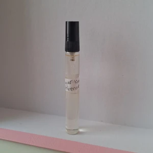 Lattafa Mayar Natural Intense parfymprov 10 ml, köpt I butik.  - Parfymprov av Lattafa Mayar Natural Intense. Fruktiga toppnoter av melon, fikon, kokosnötsvatten och mandarin. Blommiga mellannoter med lotus, näckros och jasmin. Basnoter av vanilj, sandelträ, ambroxan och mysk. Provet kommer i ett genomskinligt rör med svart kork.