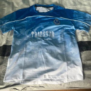 Trapstar t shirt - Storlek S men sitter som M