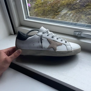 Golden Goose Skor - Helt nya oanvända golden goose skor, 10/10. Perfekta för sommarn men passar lika bra för resten av året. Original box och påse följer även med. Äkthetsbevis finns i form av orderbekräftelse. Priset kan diskuteras. Hör av er vid funderingar!