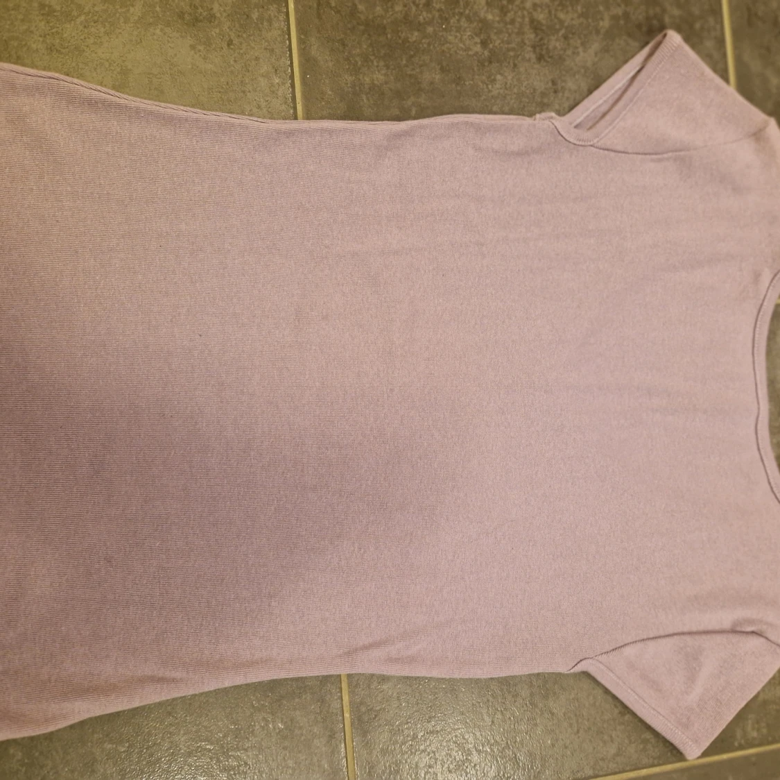 Ljuslila ribbad topp med v-ringning - 2