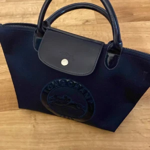 Mörkblå handväska från Longchamp -  Jättefint skick!!!
