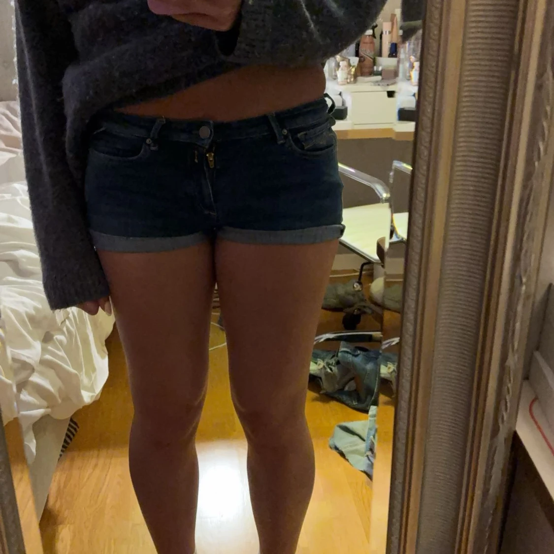 Mörkblå jeansshorts med gul söm - 1