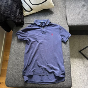 Ralph lauren pike - Säljer denna riktigt feta Ralph Lauren piken till en bråkdel av nypriset, storleken är M. För fler frågor skriv till oss!