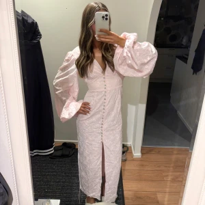  Adoore klänning - Säljer denna jättefina Adoore klänning i färgen ”Pink Embroidery”. Storlek 36! Helt ny med alla etiketter kvar. Helt slutsåld online och i butik🩷