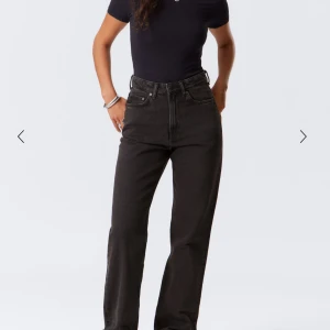 Weekday Rowe high waist jeans  - Säljer ett par Weekday Rowe jeans med hög midja och raka ben. Modellen sitter smickrande i midjan och passar allt. Färgen är Echo Black. Perfekta till sneakers eller boots och passar dig som gillar en tidlös och avslappnad look. Endast använt fåtal gånger. Storlek: W27 L32