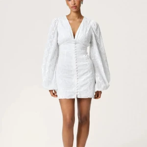 Adoore klänning - Säljer min studentklänning! Super bra skit fortfarande och använd en gång!