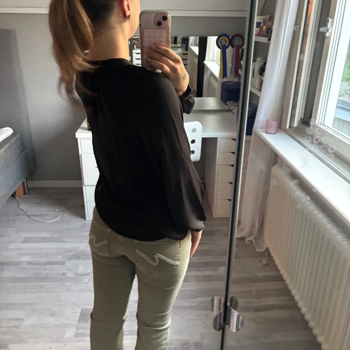 Svart v-ringad blus med långa ärmar - 1