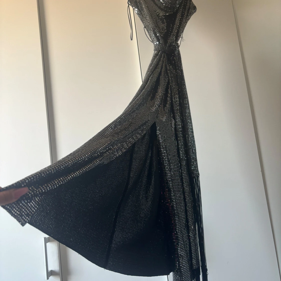 Glittrig långklänning med fransar