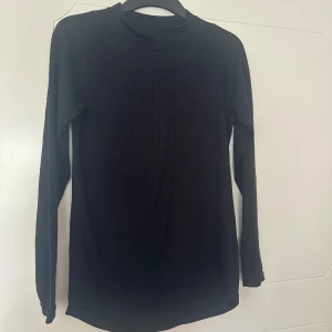 Underställ - Underställ i 100% polyester. Använt max ett par gånger.