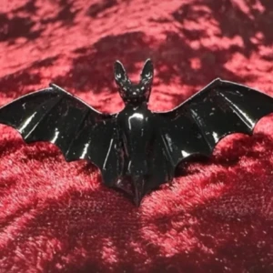 Svart ring med fladdermus - Cool ring i svart metall med en stor fladdermus som motiv.justerbar storlek. Fladdermusen har utsträckta vingar och ger en edgy och unik vibe. Perfekt accessoar för dig som gillar statement-smycken och vill sticka ut.