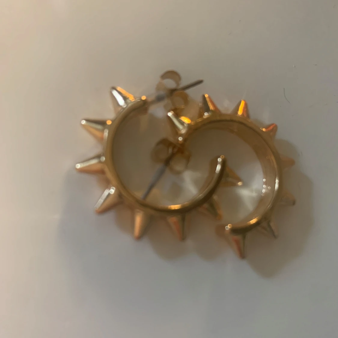 Edblad liknande örhängen i guld - 3