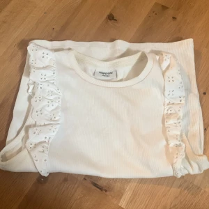 Vit volangtopp - En fin vit volangtopp från kappahl i okej skick i storlek 158/164. Hör av dig om frågor,bilder eller priset🩷🩷