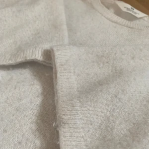 Vit kortärmad tjocktröja  - En kortärmad stickad tjocktröja från h&m i storlek 158/165. Hör av dig om frågor,bilder eller priset🩷🩷