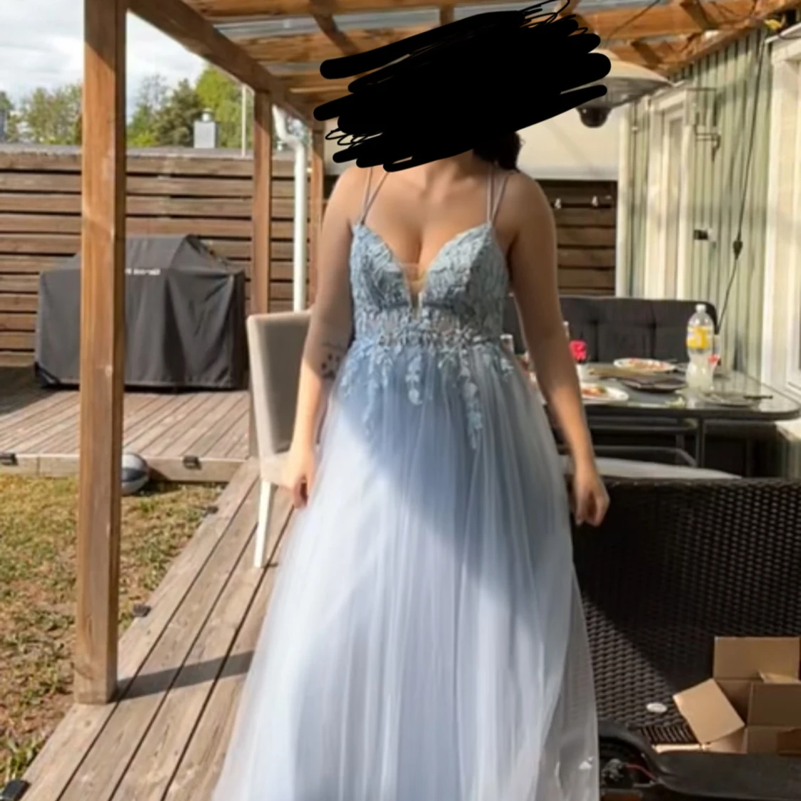 Ljusblå långklänning med spetsdetaljer - 3