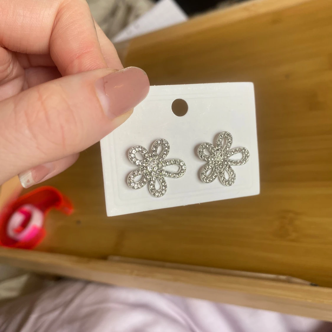 Silvriga blomformade örhängen - 2