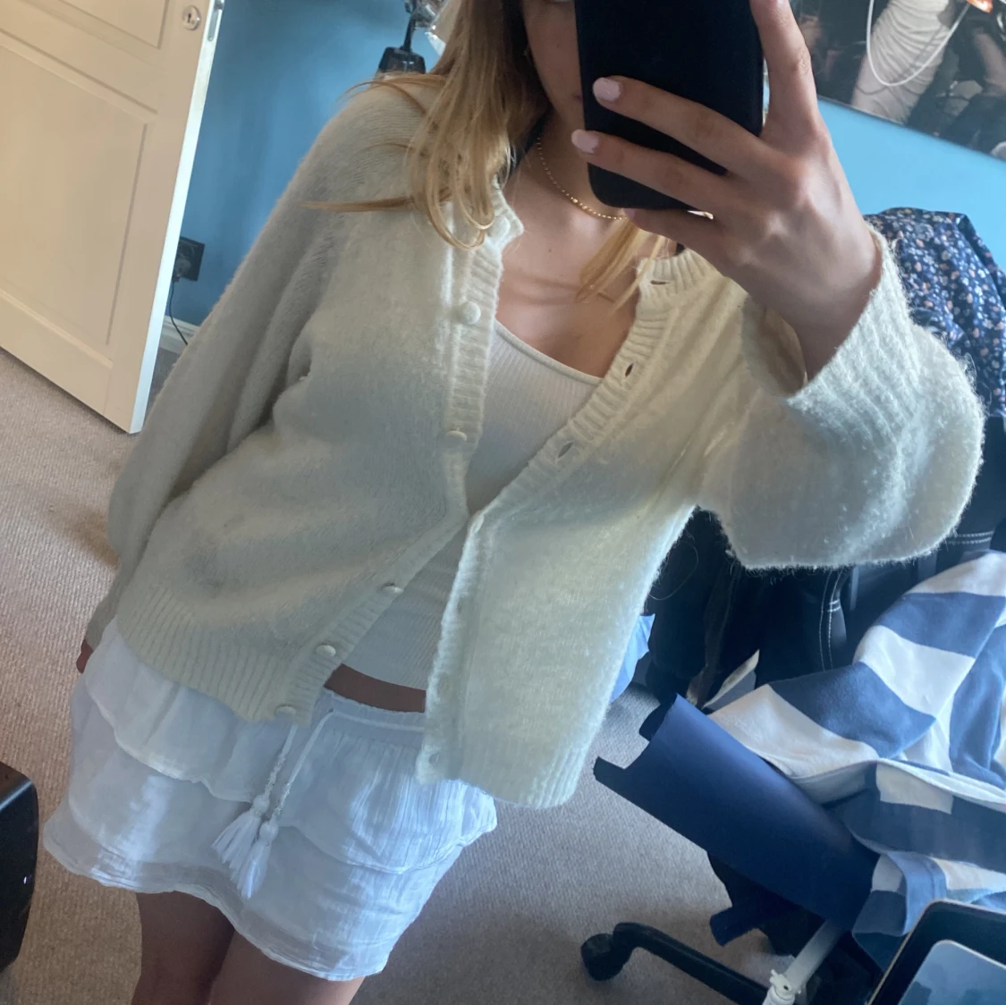 Vit fluffig kofta av ull med knappar - 1