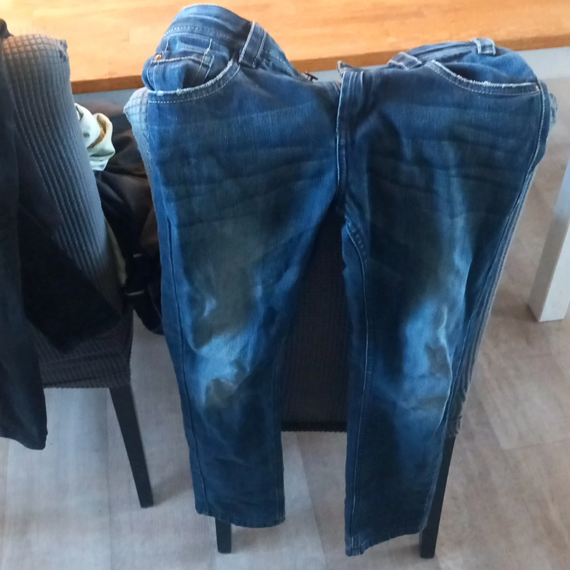 Blå jeans med raka ben